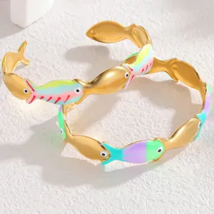 Bracciale rigido aperto smaltato con pesci in metallo dorato gioielli di tendenza