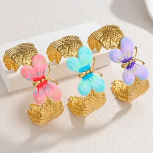 Bracciale cuff farfalla in acciaio inossidabile con foglia dettagliata ed smalto colorato.