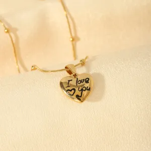 Goldfarbene Herz Anhänger Halskette mit eleganter Kette, ideal für romantische Geschenke.