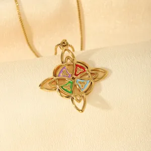 Goldener Edelstahl geometrischer Anhänger mit bunten Emaille Details, eleganter Halsschmuck.