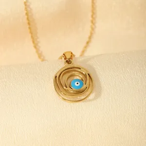 Exquisites goldenes Evil-Eye-Anhänger-Halsband mit filigranen konzentrischen Kreisen.