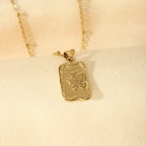 Goldene Edelstahl-Halskette mit Schmetterlings-Anhänger, elegante Detailansicht der Kette.