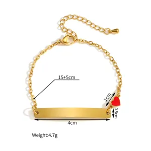 Edelstahl Armband Detailansicht mit gebogenem Schild und rotem Herzanhänger Kette.