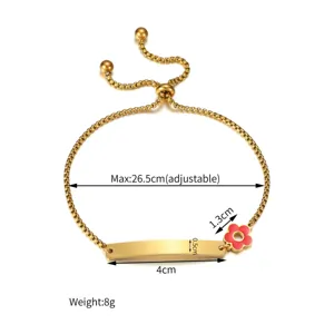 Detailansicht des Edelstahl Armbands mit rotem Blumenanhänger und verstellbarer Kette.