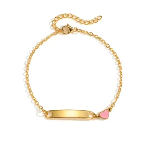Goldfarbenes Edelstahl ID Armband mit rosa Herz Anhänger, minimalistischer gravierbarer Schmuck.