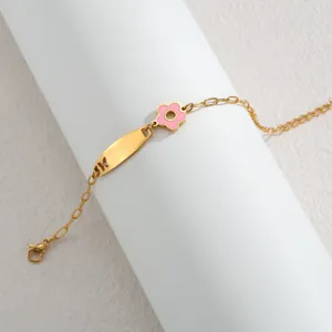 Nahaufnahme Detail des edlen Edelstahl Armbands mit vergoldeter Platte und rosa Emaillblume.