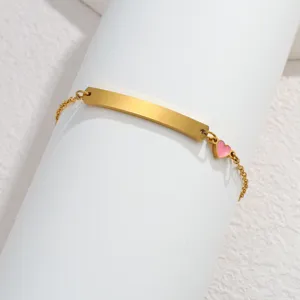 Edelstahl gravierbarer ID Armband Detail mit rosa Herz Anhänger Schmuck Accessoire.