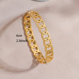 Gold stainless steel interlocking chain bracelet detail view measuring 6cm in diameter