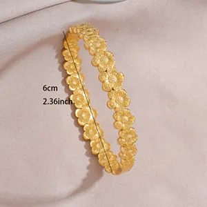 Detailed view of the gold-plated stainless steel floral bangle bracelet, inner diameter 6cm.
