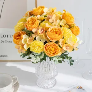 Bouquet di fiori artificiali peonia rosa gialla in vaso di vetro per decorazioni.