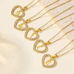 Nahaufnahme von goldenen Edelstahl Strass Herz Buchstaben Anhänger Halsketten Details.