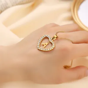 Goldener Edelstahl Herz Strass Buchstabe A Anhänger Halskette Detailansicht von Schmuck.