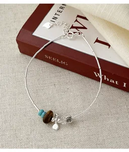 Detailansicht s925 Silberarmband mit Türkis, Holzperlen und Kristall, neues China-Design.