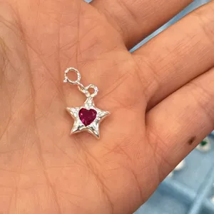 Detaillierte Nahaufnahme von 925 Sterling Silber Sternanhänger mit rotem Herz-Zirkon
