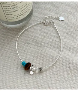 Detailansicht eines S925 Silberarmbands mit Türkis- und Adlerholzperlen