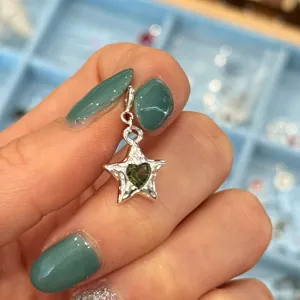 Detailansicht eines Sternanhängers aus 925 Silber mit grünem Zirkon in Herzform