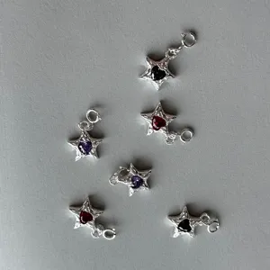 Detailansicht von 925 Sterling Silber Sternanhängern mit herzförmigen bunten Zirkoniasteinen