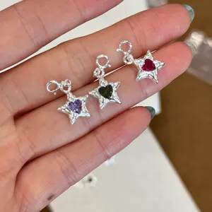 Nahaufnahme von 925 Silber Sternanhängern mit lila, grünen und roten Herz-Zirkonia.