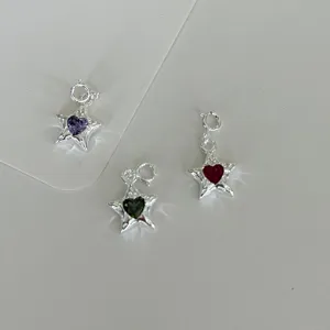 Nahaufnahme von 925er Sterlingsilber Sternanhängern mit bunten Herz-Zirkonia Steinen