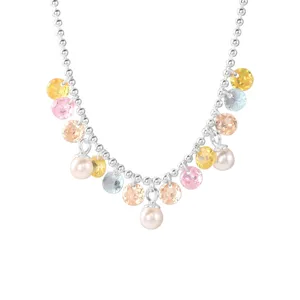 Elegante s925 zilveren ketting met kleurrijke zirkonia en hangende witte parels.