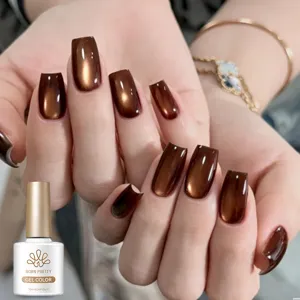 Detailansicht von schokobraunem Glaskugel Katzenaugen Gel Nagellack mit Glitzereffekt