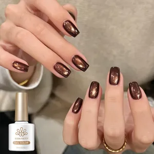 Detailansicht des funkelnden schokoladenbraunen Katzenaugen-Nagelgels von Born Pretty