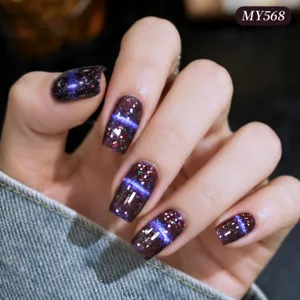 Detailopname van dieppaarse galaxy cat eye nagellak gel met sprankelende glitter MY568