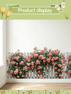 Detail van roze roos en houten hek muursticker aangebracht op een witte binnenmuur