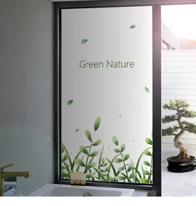 Detail van matte privacy-raamfolie met groen bladmotief op een raam in de badkamer