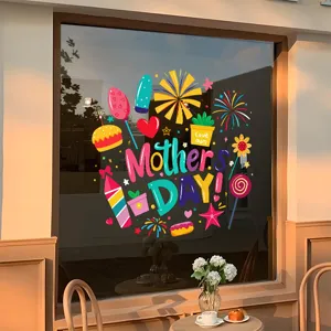 Farbenfrohe Fensteraufkleber zum Muttertag an einer Ladenfront aus Glas dekoriert