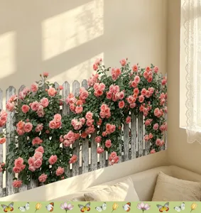 Detail van de zelfklevende muursticker met roze rozen en hek in een lichte kamer