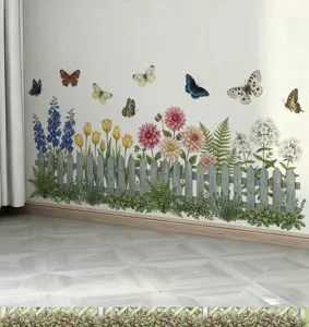 Sticker mural autocollant avec fleurs papillons et clôture pour chambre d'enfant.