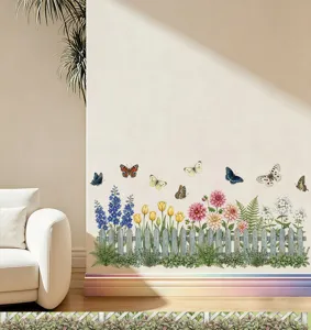 Vue détaillée de stickers muraux fleurs et papillons posés au-dessus d'une plinthe