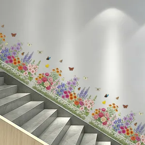 Detailweergave van bloementuin muurstickers met hek en vlinders op een grijze trapmuur