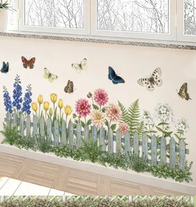 Vue détaillée de stickers muraux fleurs et papillons colorés avec clôture en bois