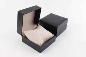 Scatola per orologio premium nera testurizzata con coperchio e morbido cuscino beige