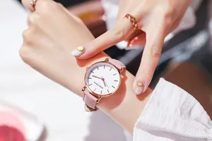 Detailoverzicht van een elegant dameskwartshorloge met een roze leren band en roségouden dial