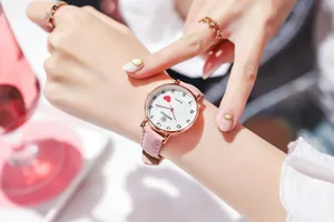 Detailopname van een elegant roze leren kwartshorloge voor dames met hartje