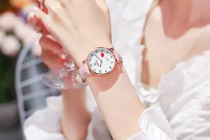 Elegant dameskwartshorloge met roze lederen band en witte wijzerplaat met hart
