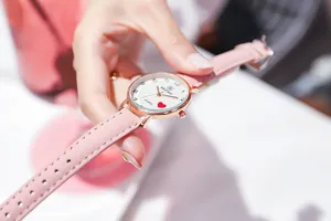 Elegante dames kwartshorloge met roze lederen band en rosé gouden hart wijzerplaat