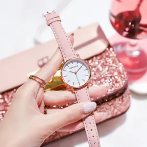Elegante roze dameskwartshorloge met minimalistische wijzerplaat en leren band