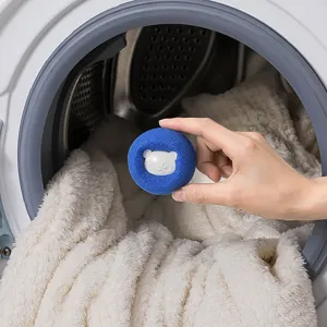Dettaglio della sfera in spugna blu per lavatrice con design a panda per pulire i vestiti.