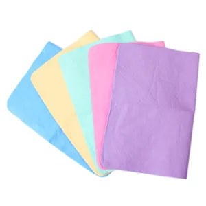 Vista detallada de toallas absorbentes de colores para mascotas, suaves y útiles.