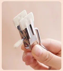 Vue détaillée de la pince à linge multifonctionnelle en acier inoxydable avec embouts silicone.