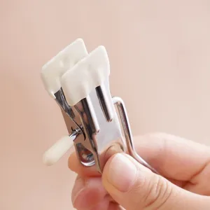 Pince à linge en métal en acier inoxydable avec embouts en caoutchouc blanc antidérapants.