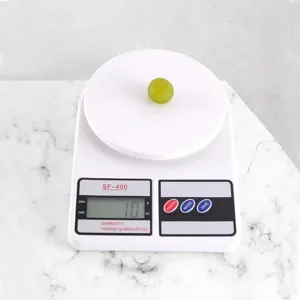 Gros plan détaillé de la balance de cuisine numérique avec plateau de pesée et écran.