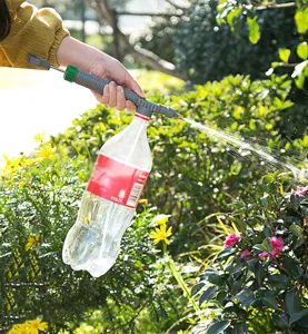 Detailansicht der Sprühstange, tragbare Sprühdüse am Plastikflasche für Gartenbewässerung.
