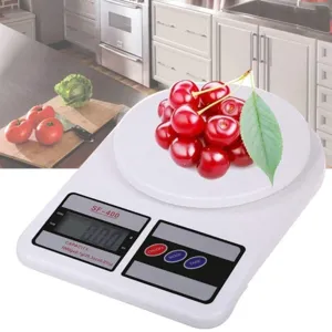 Vue détaillée de la balance de cuisine numérique avec écran LCD clair et grand plateau de pesée.