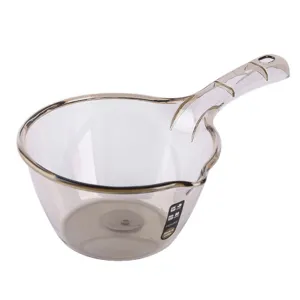 Pelle a eau en plastique transparent avec bec verseur et trou de poignee pour cuisine et maison.