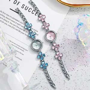 Detailansicht eleganter Kleeblatt-Armbanduhren mit blauen und rosa Kristallen und Strasssteinen.